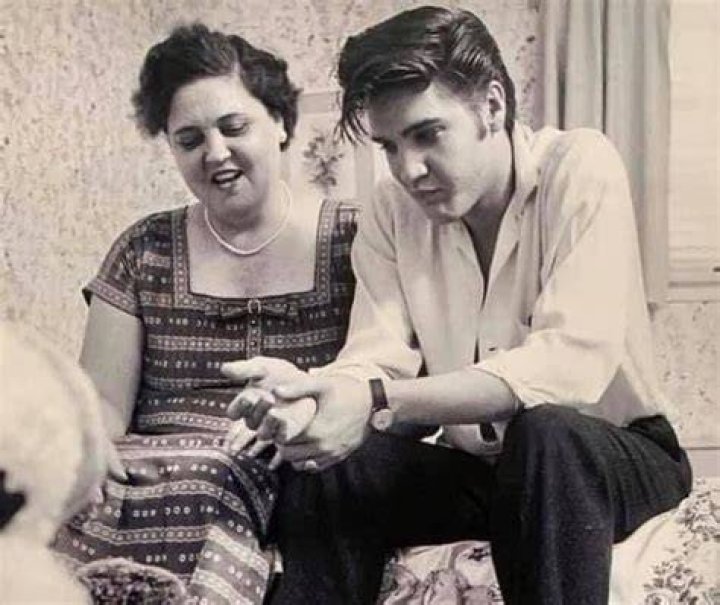 Elvis and his mom Elvis presley pictures, Elvis presley videos, Elvis
