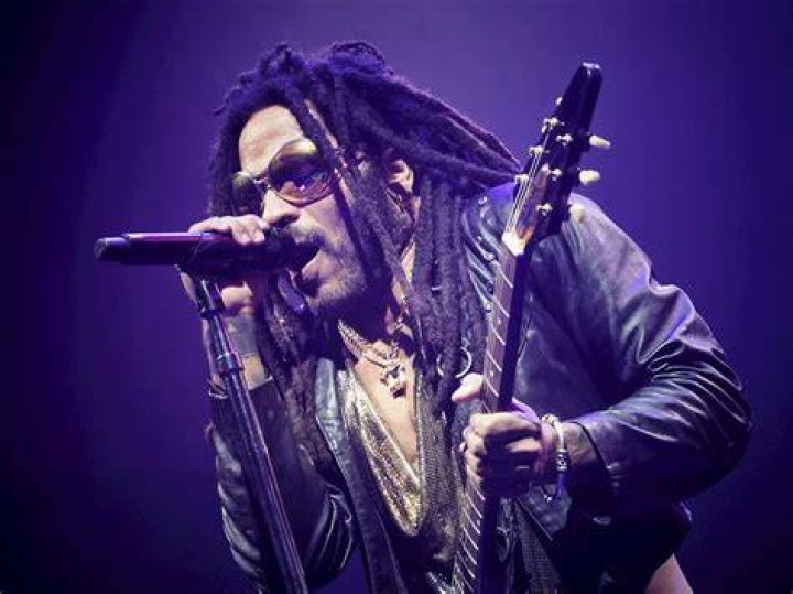 Lenny Kravitz llega con la novia de celebridades fuera del club Las